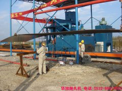 工程師正在對通過式拋丸機(jī)檢修