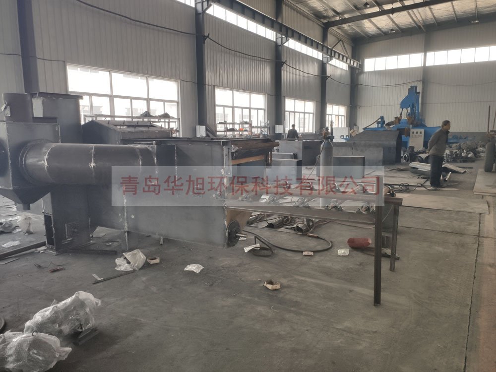 輥道通過式拋丸機正在安裝焊接中