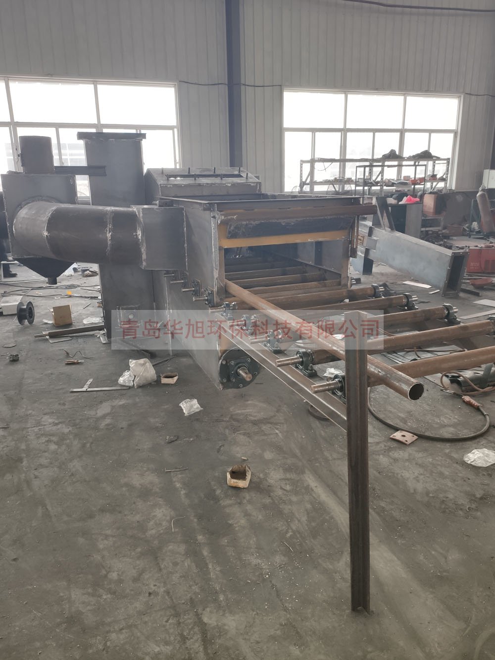 輥道通過式拋丸機正在安裝焊接中