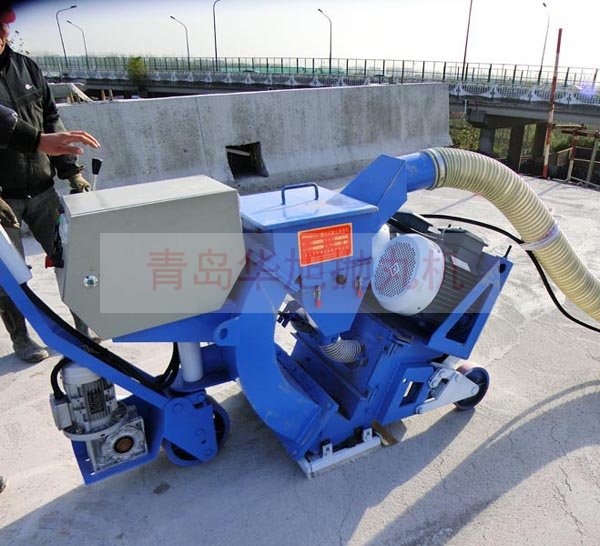 移動(dòng)式路面拋丸機(jī)清理橋面混凝土浮漿